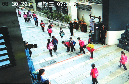记者调看学校监控,能看到师生正在互相鞠躬行礼
