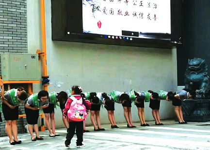 网友发在新浪微博上老师给学生敬礼的图片