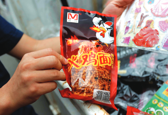 工作人员收缴的一些三无食品