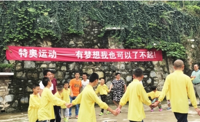 运动员们正在训练。