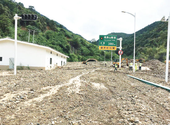 被泥石流阻断的隧道口