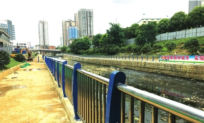 这些安装好的铁护栏拟更换成石头护栏。