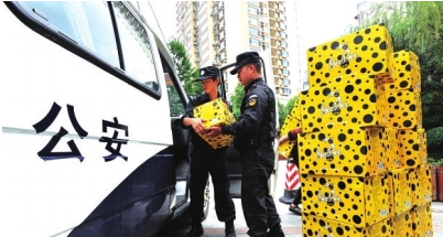 民警查获大量毒饮料。