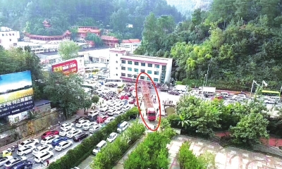网友的无人机从空中拍摄到的画面,红圈处为“肇事车”。(图片来源于网络)
