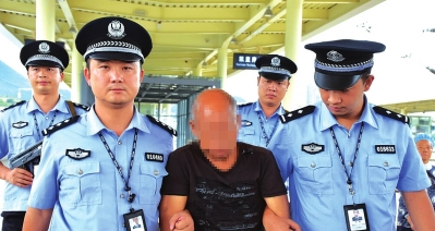 犯罪嫌疑人被押解回凯里。