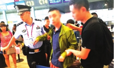 咔哇潮饮贵阳经销商汪某在贵阳机场被设伏民警控制。