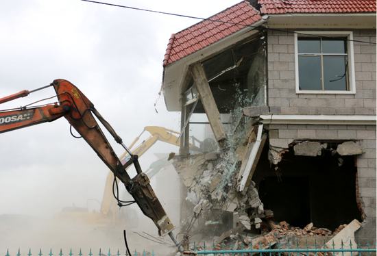 清镇市拆除水源保护区违法建筑7000平米