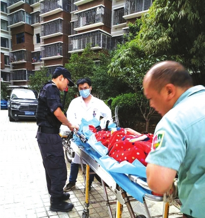 医务人员将寻短的女子抬上急救车。