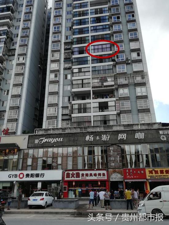 红圈内,粉色窗帘楼层为事发处