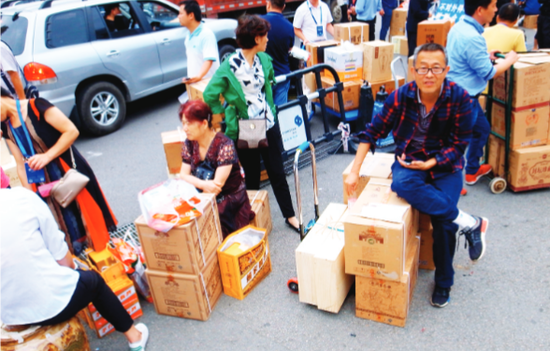 商家低价清仓,市民大量淘酒