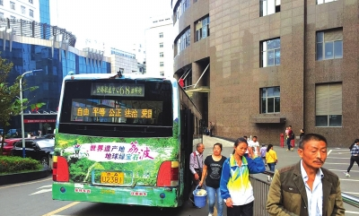 将发病的男乘客送往医院后,一车乘客才陆续下车。