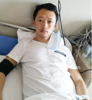 杨刚在病床上(当事人供图)