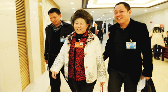 “国民最热辣女神”陶华碧 有华人的地方就有“老干妈”_新浪贵州_新浪网