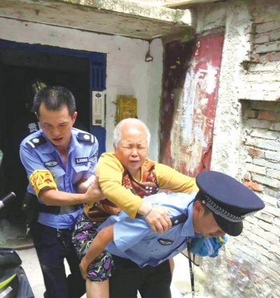 胡波从火场中背出被困的老人。