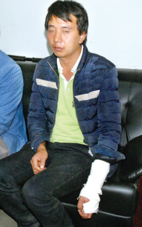 保安锁车收费谁给的权力? 男子路边停车被人上