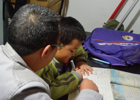 陪孩子做作业也辛酸 贵阳家长讲述