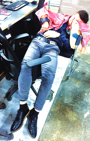 女友凌晨4点“查岗” 看到加班的男友累倒在椅子上