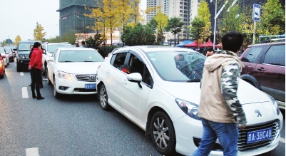 贵阳市:女司机错把油门当刹车 路虎连撞3车 4车受损