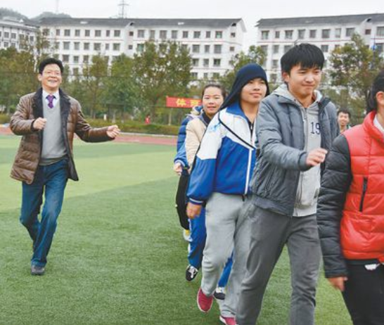 陈立群(左一)和学生们一起运动。资料照片