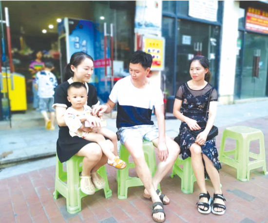 杨红(左)、毛勇(中)夫妇。