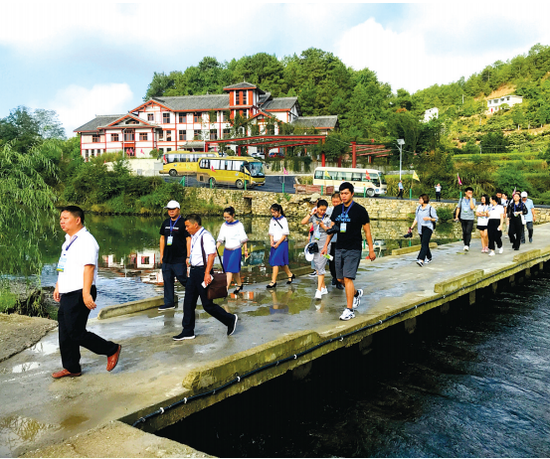 游客游览开阳马坝乡村旅游景点