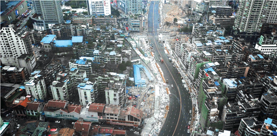 鸟瞰人民大道公园路路段。
