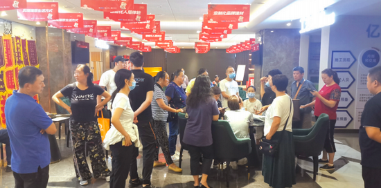 装修停工的业主聚集在装修公司展厅