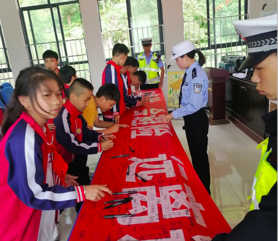 活动中,孩子们开展交通安全千万人签名活动