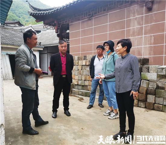 余留芬对农村如何实现乡村振兴进行调研