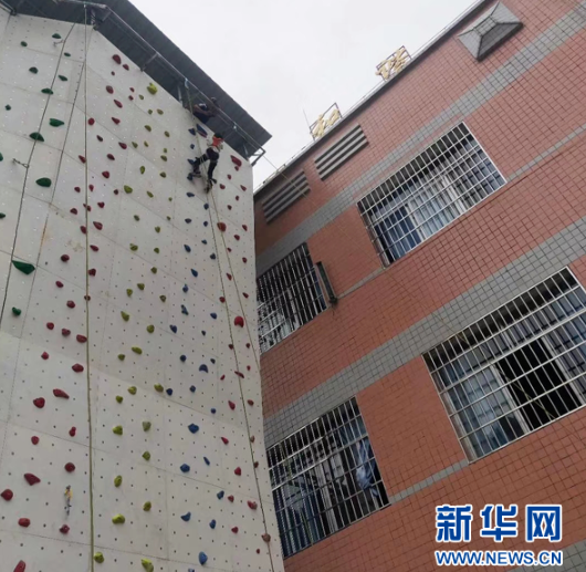 图为去年学校举行的攀岩体验。