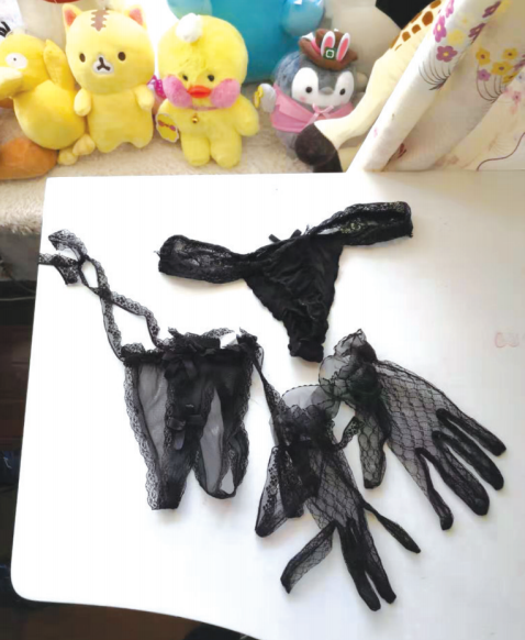 家属在女孩房间找到的性感内衣。
