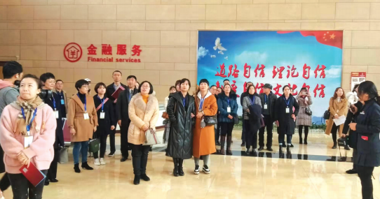 参观省政府政务服务中心。