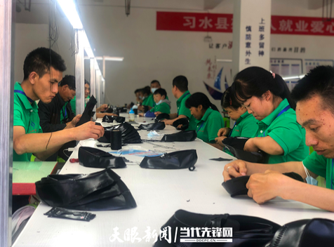 习水“残疾人就业爱心车间”218名残疾工人正在生产皮鞋