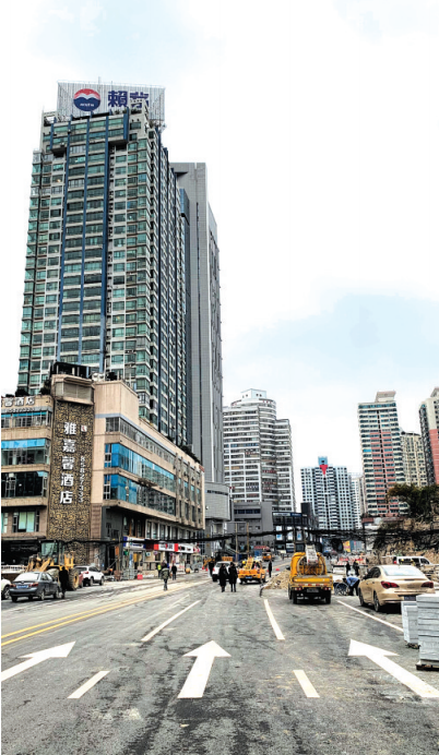 人民大道公园路路段已经建设完毕,地面画好交通标线。