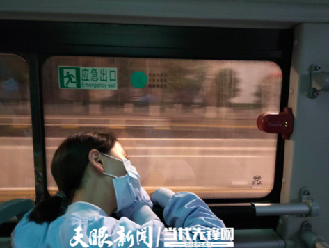 下班后,队员在交通车上睡着了