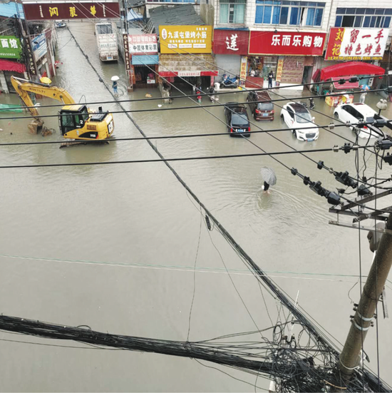 城区火车站立交桥路段积水。