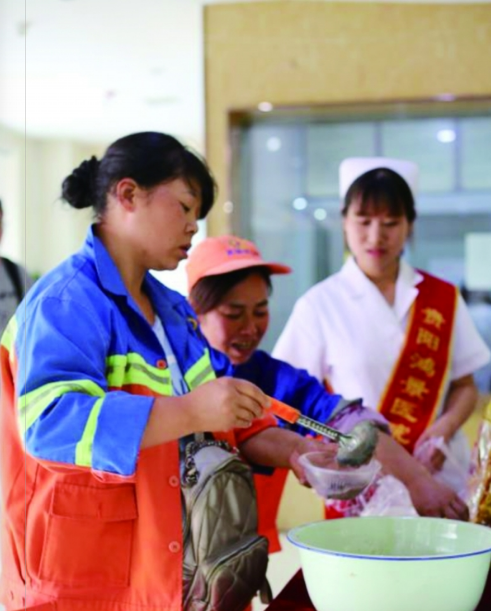 环卫工们吃早餐 医护人员在给环卫工们讲解体检注意事项