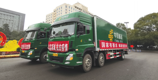 省政府广场前即将出发的邮政运输车。