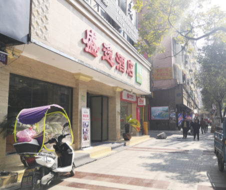 酒店大门。