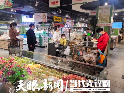 3月21日,贵阳市民在星力百货会展城店经过扫描贵州健康110二维码和测量体温后,进入商场选购商品。贵州日报当代融媒体记者 旷光彪 摄