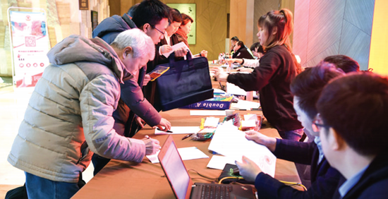 省政协十二届三次会议报到现场。