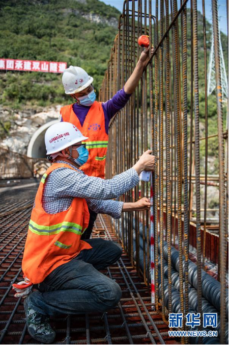 工人在兴义环高双山大桥建设工地施工(3月25日摄)。