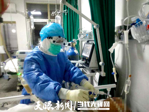 在病房中忙碌工作的王治美
