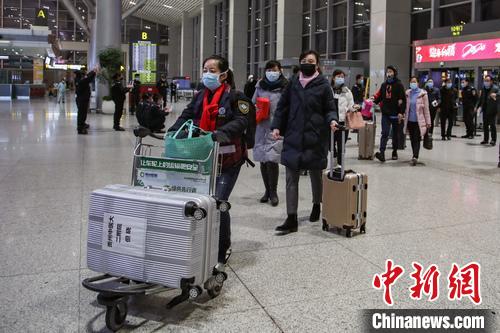贵州第四批支援湖北的337人医疗队出发前往鄂州 瞿宏伦 摄