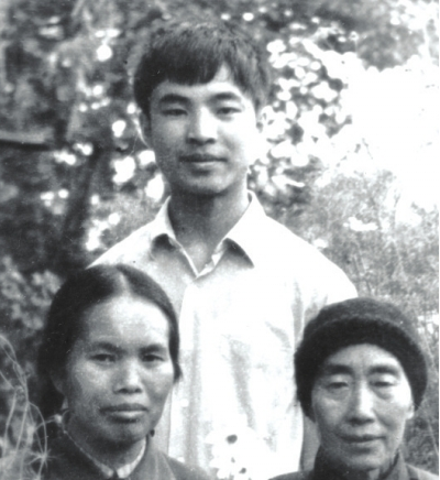 潘中泽和他的两个母亲,前排右一为唐荣锋母亲。 纳雍县委宣传部供图