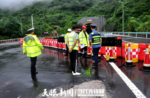 2020年7月10日,S25K230+400下行,“一路三方”现场检查防撞桶、水马内充水是否充足,凯里高速公路管理处镇远路政执法大队(杨文广 摄)