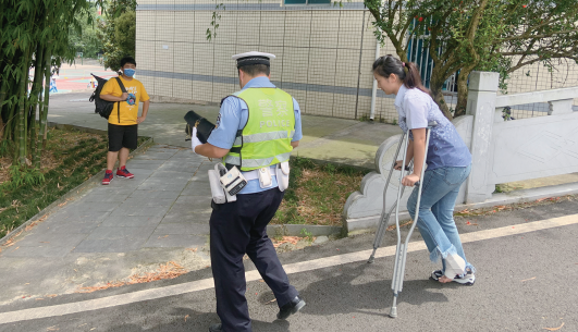 考生到达考点交警步行送到考场。