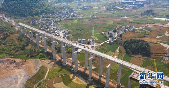 这是建设中的兴义环高滴水岩特大桥(3月25日摄,无人机照片)。