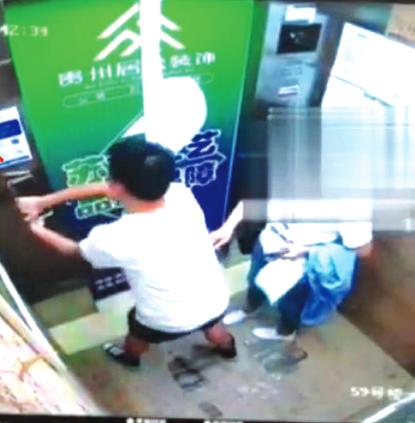 男子在实施破坏