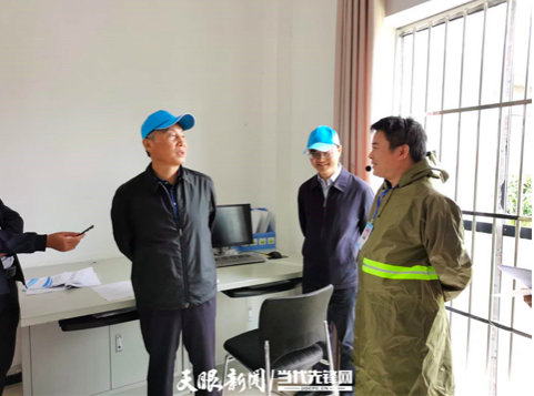 检查组在听取污水处理厂有关情况汇报
